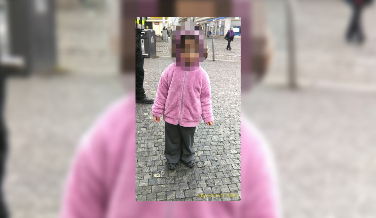 Holčička přijela na Anděl tramvají.