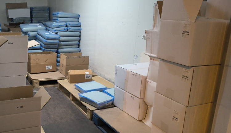 Ve skladu byly dvě tuny prošlých potravin.