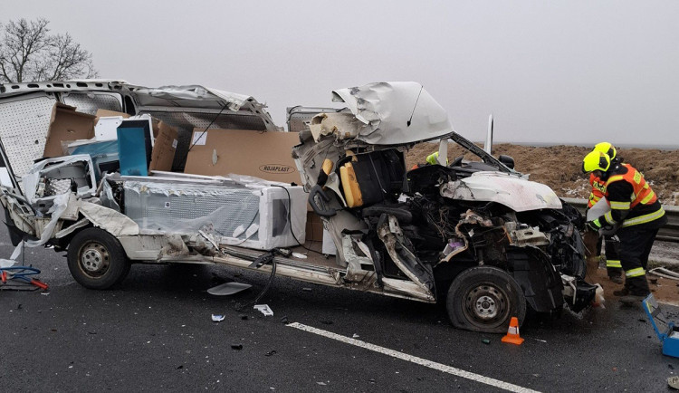 Zdemolovaná dodávka na D35. Dálnici u Litovle zablokovala vážná nehoda