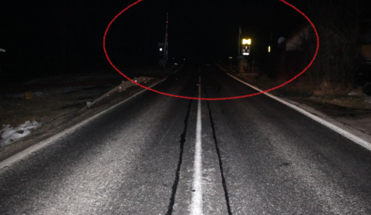 Řidič zničil závoru na přejezdu v Hostašovicích a zmizel. Pátrá po něm policie