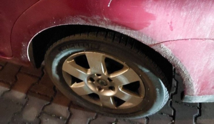 Po řádění vandala v Hořicích zůstaly na autech rýhy, policie hledá svědky