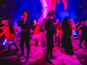 Nová Spirála představila inscenaci Tauše a Holého Human Zoo – Gospelová anarchie