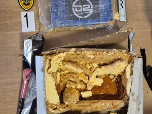 VIDEO: Gang pašoval do Prahy kokain v dortech. Dali si práci i se zdobením šlehačkou