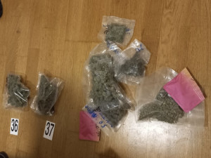 VIDEO: Gang pašoval do Prahy kokain v dortech. Dali si práci i se zdobením šlehačkou