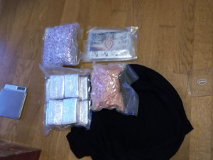 VIDEO: Gang pašoval do Prahy kokain v dortech. Dali si práci i se zdobením šlehačkou