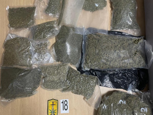 VIDEO: Gang pašoval do Prahy kokain v dortech. Dali si práci i se zdobením šlehačkou