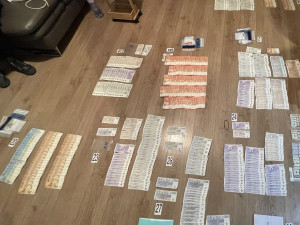 VIDEO: Gang pašoval do Prahy kokain v dortech. Dali si práci i se zdobením šlehačkou