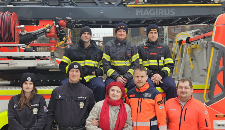 Seniorka z Brna silně krvácela. Po uzdravení pro zachránce uspořádala oslavu