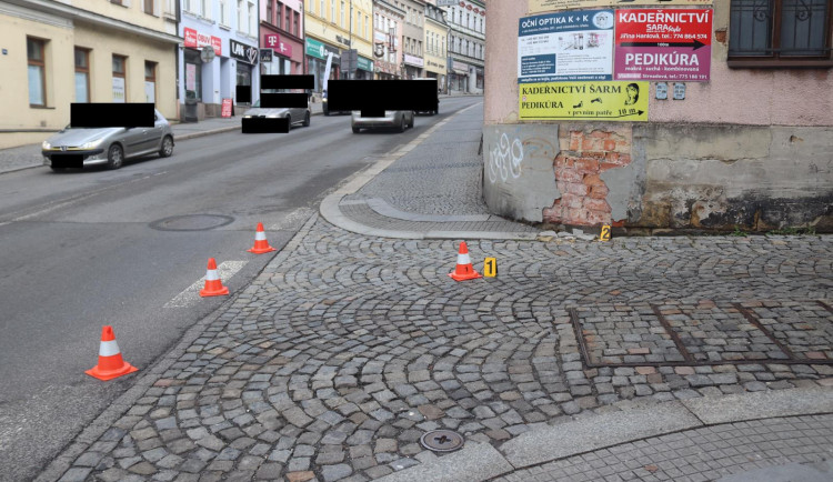 Řidič v centru Turnova narazil do domu. Z místa ujel, hledá ho policie