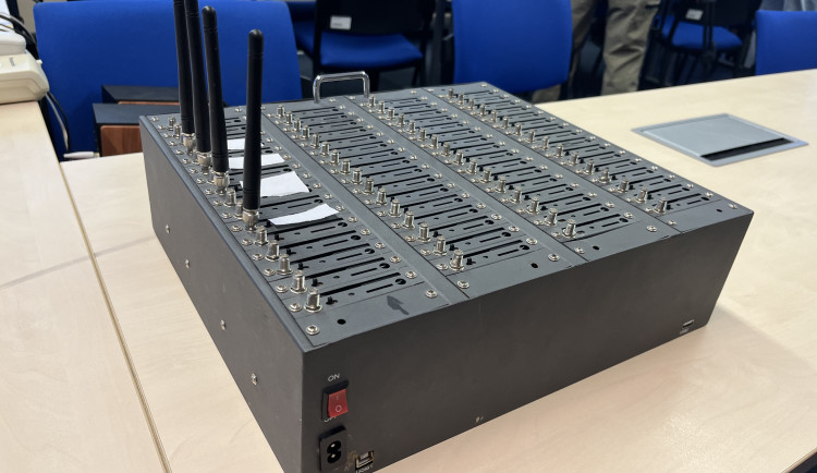 Speciální zařízení na stovky SIM karet, které podvodníci používali