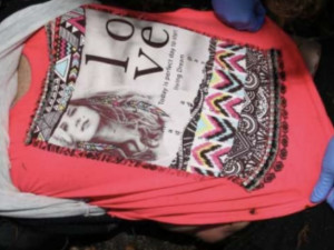 Záhada mrtvé ženy v lese u Prahy. U sebe měla jen jízdenku a sto korun