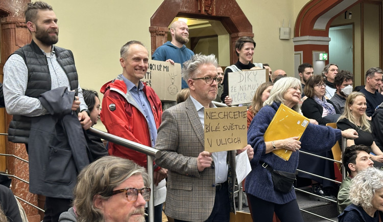Na jednání zastupitelstva přišli lidé, kteří jsou proti výměně sodíkových výbojek za studenější LED svítidla.