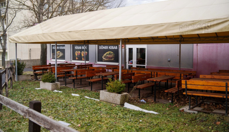 Poblíž školy ve Frýdku-Místku zmizel automat s „bonbony“. Skrýval kratom