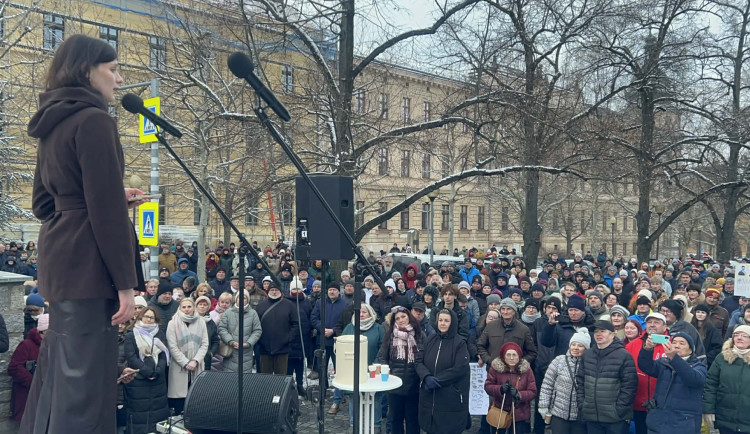 ON-LINE: V místnosti je lev. V Jihlavě přišly podpořit prezidenta stovky lidí