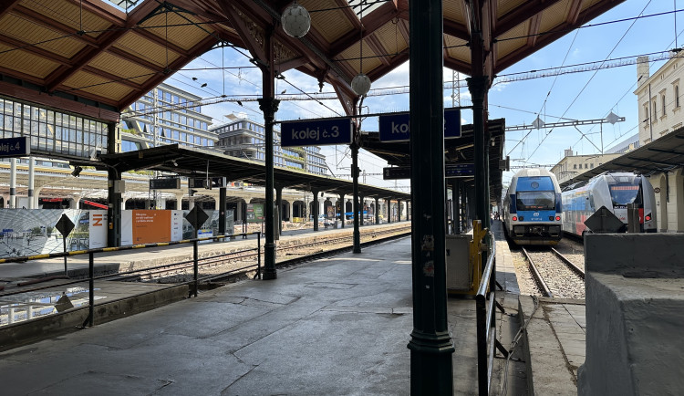 Na Masarykově nádraží srazil vlak člověka, provoz je omezen