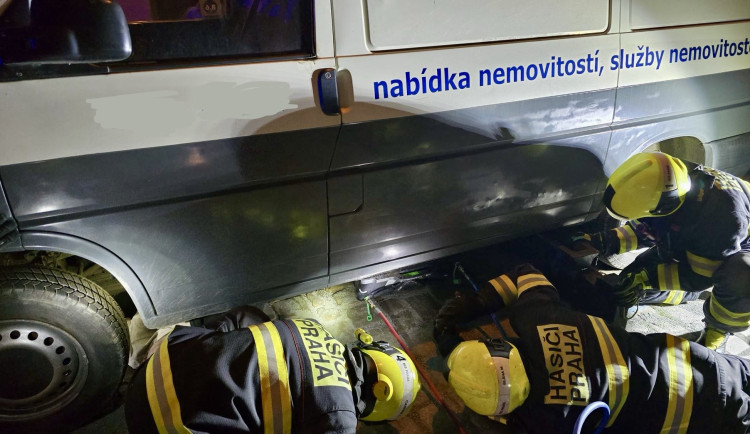 Muže dostali ven hasiči.