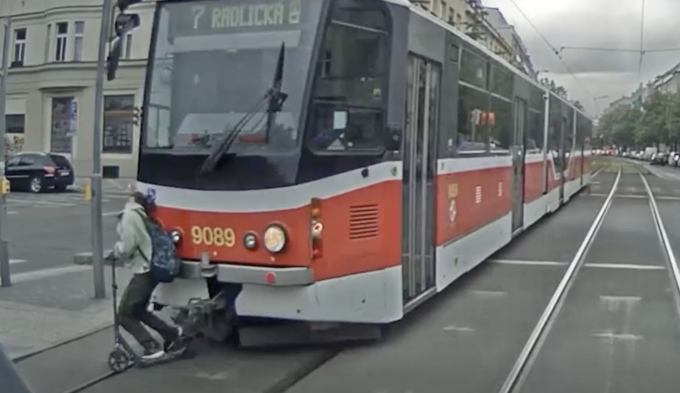 Dva mrtví, 70 zraněných. Dopravní podnik zveřejnil drsné video chodců sražených tramvajemi
