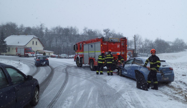Noční sněžení potrápilo jižní Moravu. Přibylo nehod, spoje mají zpoždění