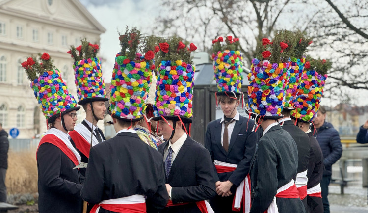 FOTO: Masopustní průvod prošel centrem Budějovic, děti polekal výstřel z děla