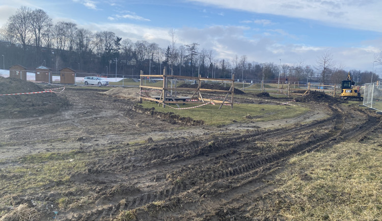 FOTO: V Českém mlýně začala výstavba nového dětského hřiště. Workout se přestěhuje