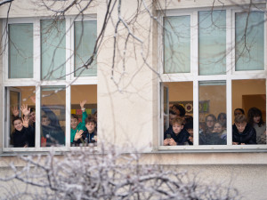 FOTO: Turnaj v přehazované a debata na tělo. Prezident Pavel se vrátil do školy