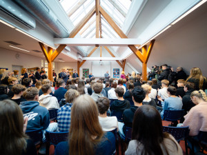 FOTO: Turnaj v přehazované a debata na tělo. Prezident Pavel se vrátil do školy