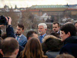 VIDEO: Prezident ve virtuální realitě. Díky speciálním brýlím se prošel Vltavskou filharmonií
