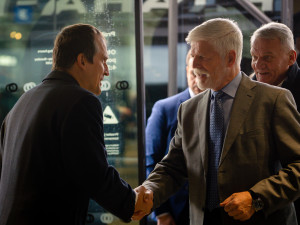 VIDEO: Prezident ve virtuální realitě. Díky speciálním brýlím se prošel Vltavskou filharmonií