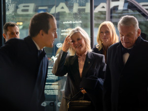 VIDEO: Prezident ve virtuální realitě. Díky speciálním brýlím se prošel Vltavskou filharmonií