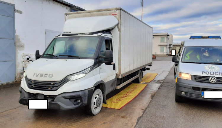 Přetížené kamiony i mobily za volantem. Policejní kontroly odhalily desítky přestupků