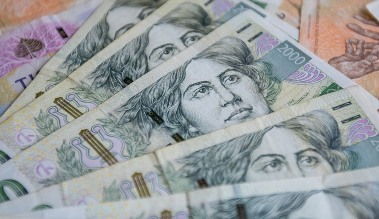 Podvodníkům poslal miliony, zastavil svůj dům a ještě zbytečně letěl do Anglie