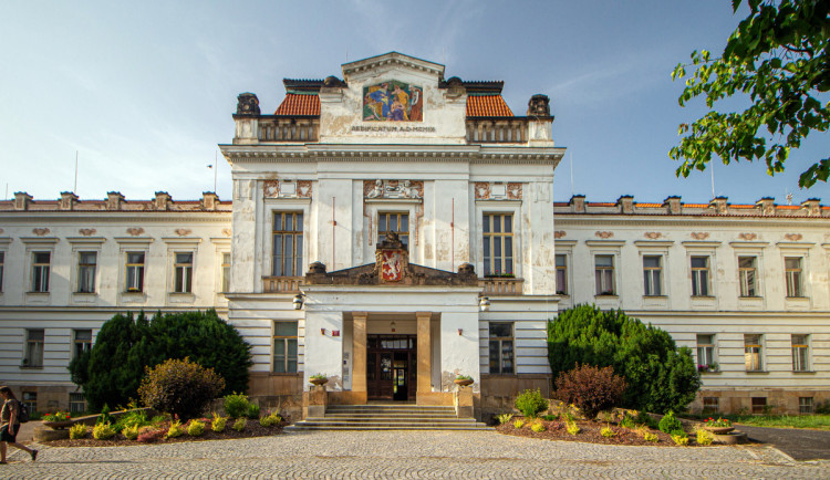 Hasiči zasahují u požáru v Psychiatrické nemocnici Bohnice, evakuováno bylo 16 osob