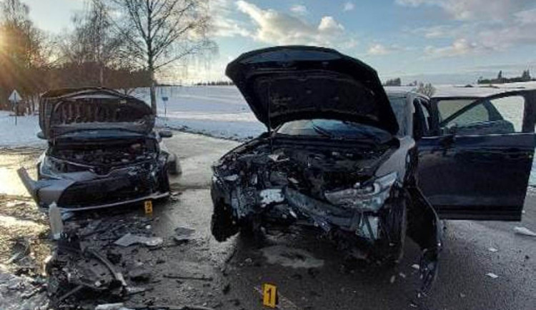 Odpolední nehoda dvou aut na Pelhřimovsku: Na místě jsou zranění