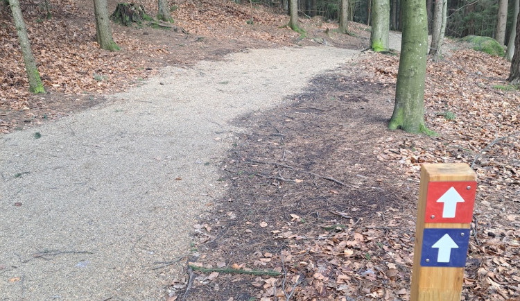 Nové tratě u kostela U Obrázku. Slouží biatlonistům i veřejnosti