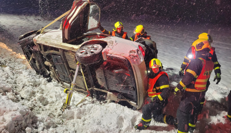 Dvaadvacet zraněných během jediného odpoledne. Sníh ochromil dopravu v kraji