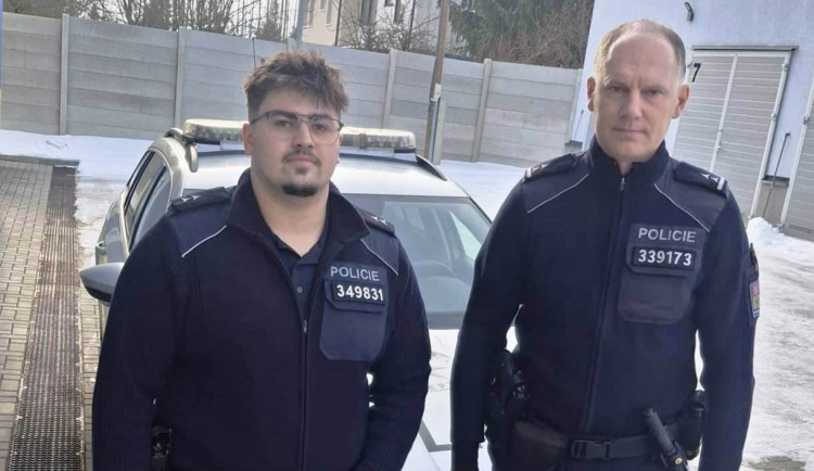 Muž na D1 chtěl kvůli penězům skočit z mostu. Rozmluvili mu to policisté