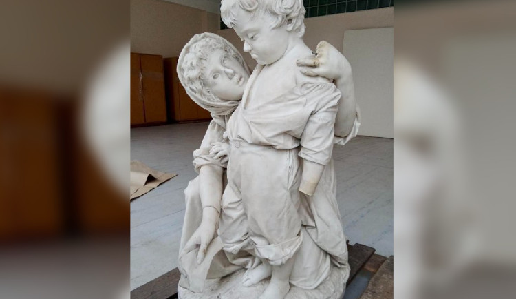 Plastika z vily Augusta Löw-Beera se našla nepoškozená. Byla ve Vyškově