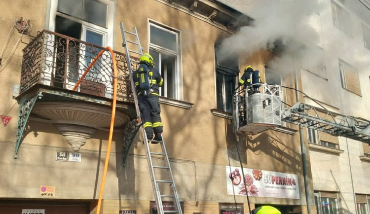 Na Hlinkách hoří byt, tři lidé skončili v nemocnici
