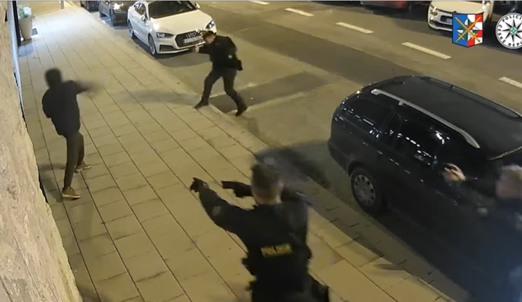 VIDEO: Šel na policisty s nožem, jde o pokus o vraždu. Záznam zásahu z Olomouce získal cenu
