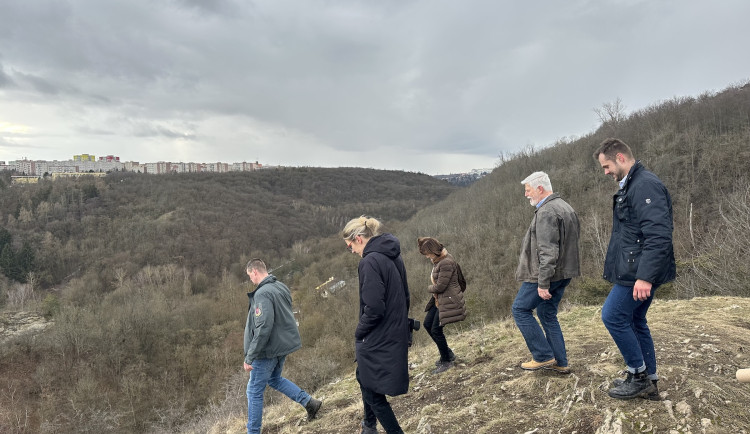 Neplánovaná odbočka i pozvánka na pivo. Šli jsme na vycházku s prezidentem