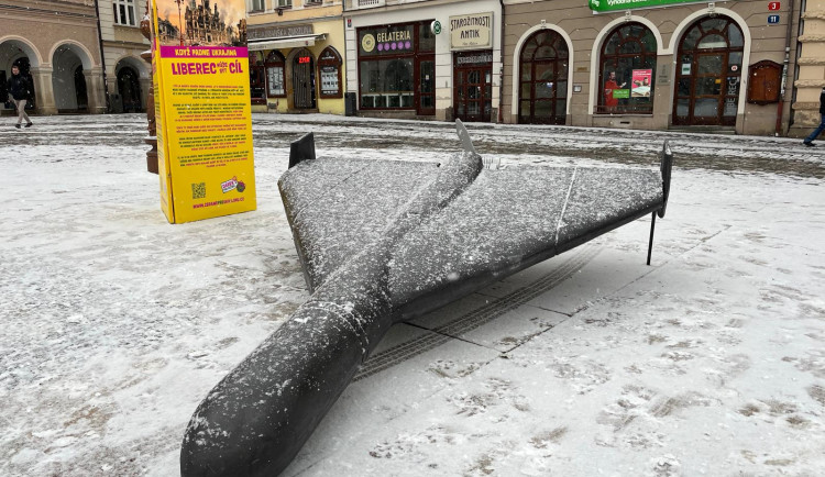 Liberec může být cíl. Před radnicí se objevil dron, který útočí na Ukrajinu