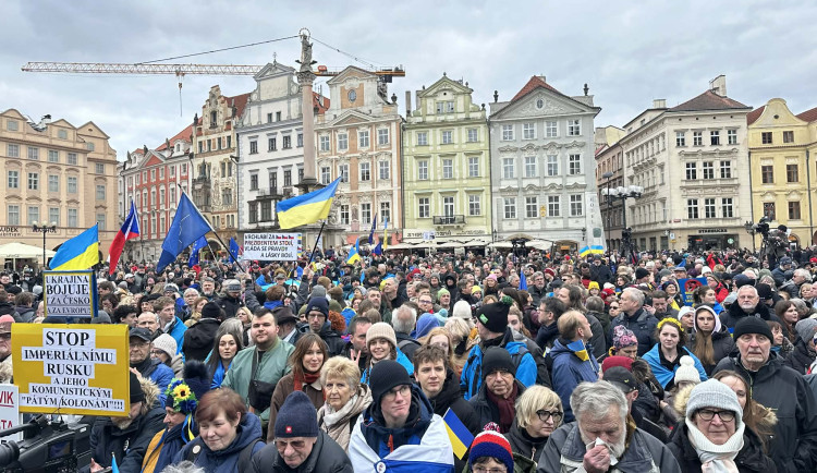 Staroměstské náměstí stojí za Ukrajinou. Shromáždění zahájil prezident Pavel