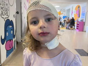 Anežka bojuje se vzácným typem rakoviny, rodina žádá o pomoc s financováním nákladné léčby