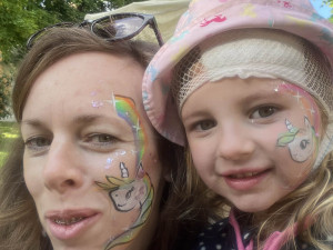 Anežka bojuje se vzácným typem rakoviny, rodina žádá o pomoc s financováním nákladné léčby