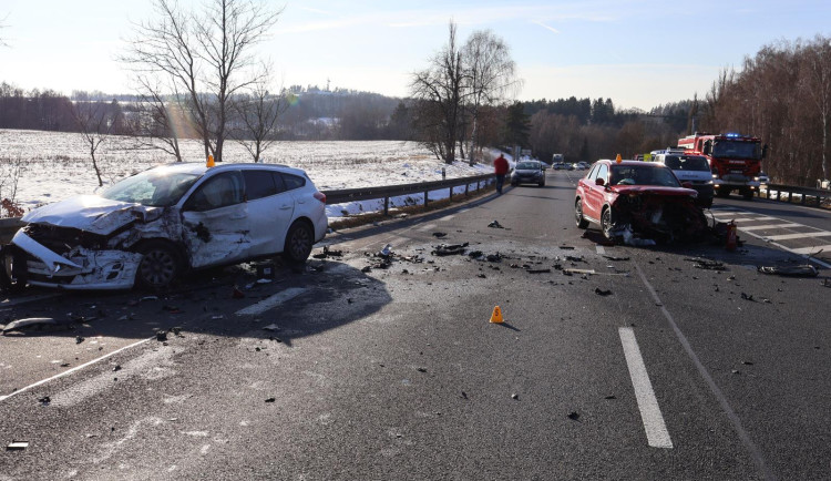 Šest zraněných po nehodě tří aut u Karlových Varů