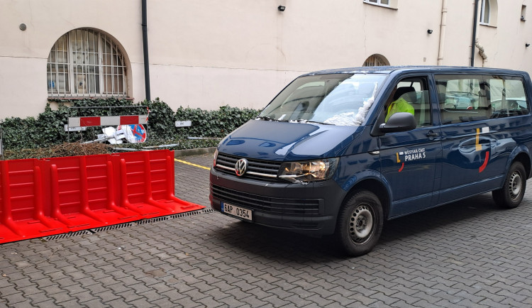 Plastové zábrany místo pytlů. Praha 5 má nové protipovodňové zábrany