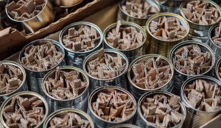 Do plechovek zalévají voskem karton.