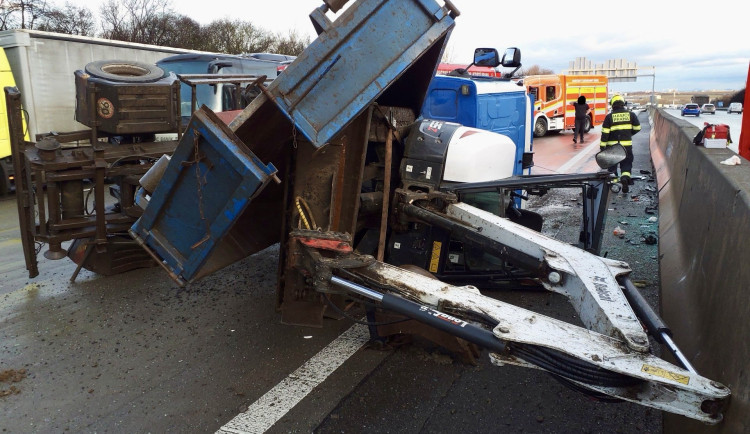 Na Pražském okruhu se převrátil náklaďák převážející bagr, tvoří se kolony
