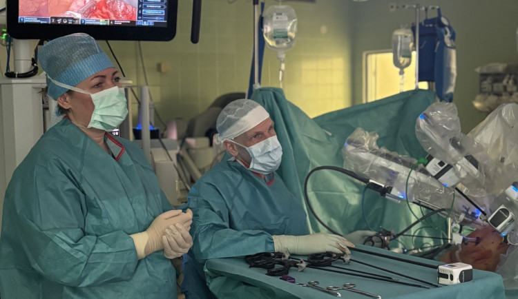 Menší jizvy, kratší hospitalizace. Robot v Jihlavě už pomohl stovkám pacientů