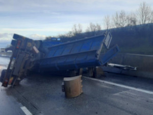 Na Pražském okruhu se převrátil náklaďák převážející bagr, tvoří se kolony